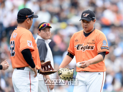 [SS포토]아웃카운트 하나 잡고 강판되는 한화 선발 유창식
