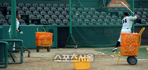 [SS포토]한화 김성근 감독의 다음 타깃은 시즌 무안타의 조인성