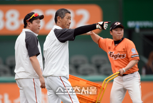 [SS포토] 정근우와 강경학에게 펑고 쳐주는 김성근 감독