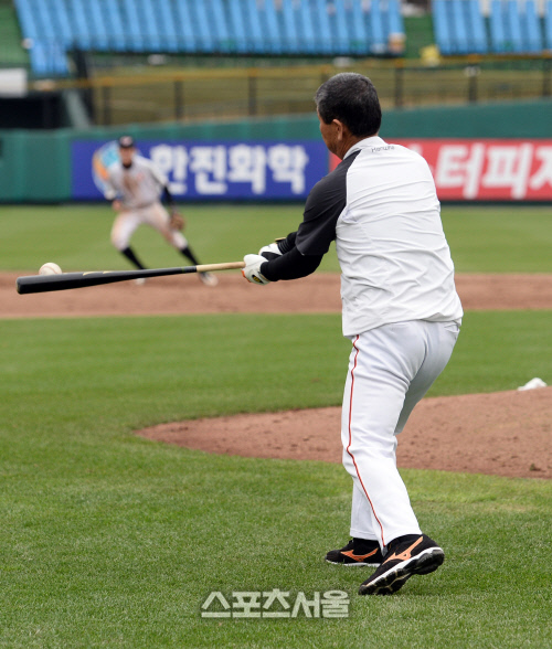 [SS포토]정근우-강경학, 경기 직후 김성근 감독의 펑고를...