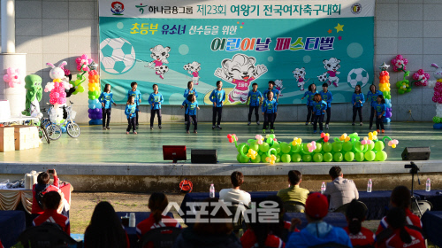 [SS포토] 강릉성덕초 선수들의 신명나는 댄스