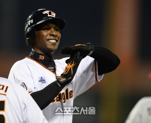 [SS포토]한화 모건, 볼에 맞아도 T 세리머니는 해야돼