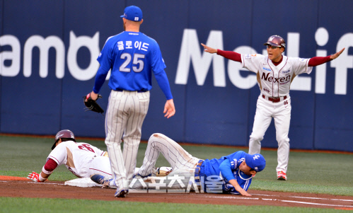 [SS포토]몸날린 서동욱-구자욱, 정수성 코치가 봤을땐 세이프