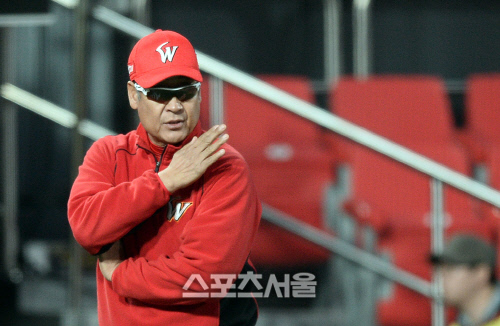 [SS포토]SK 김용희 감독, '어깨 때문에 보크라구!'