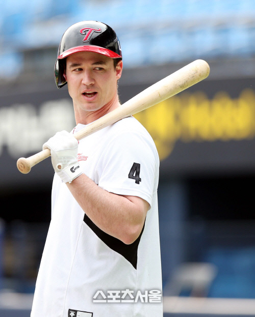 [SS포토]LG 한나한, 호남형 얼굴에 미소도 멋져