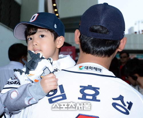 [SS포토]SES 슈-임효상의 아들 임유, 사람들이 너무 많아요