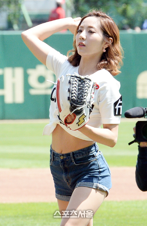 [SS포토]핫팬츠에 배꼽까지 노출한 정순주 아나운서, '시구 갑니다!'