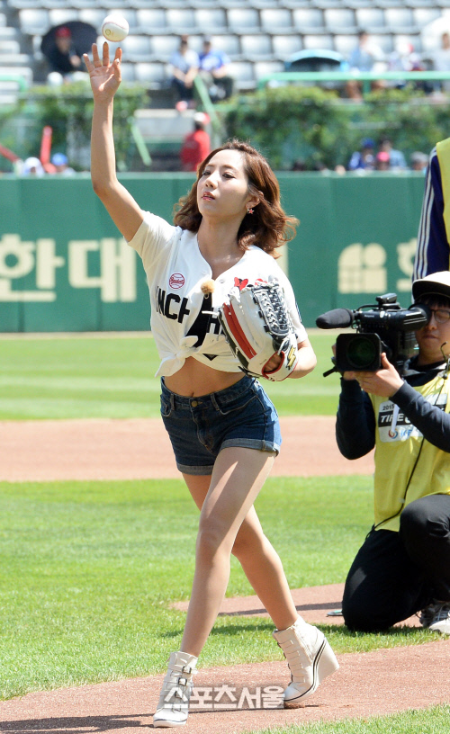 [SS포토]SK-삼성전 시구 정순주 아나운서, 핫팬츠에 배꼽 드러낸 노