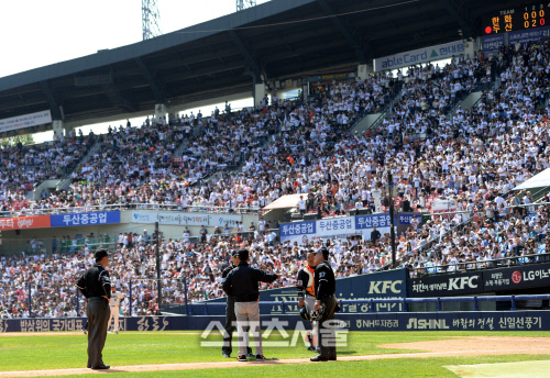 [SS포토] 만원 관중 잠실 구장, 김성근의 발끈에 숨죽인 적막감?
