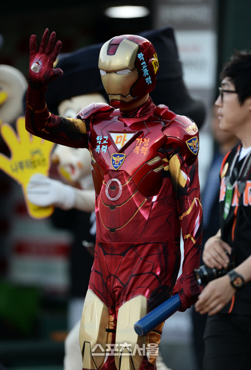 [SS포토]사직구장에 등장한 아이언맨, 가슴엔 '마!'