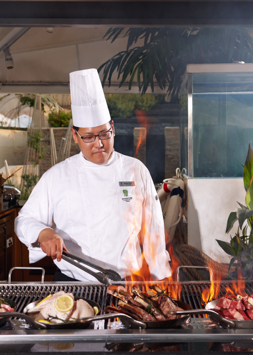 반얀트리_클럽_앤_스파_서울_오아시스_풀사이드_바비큐2