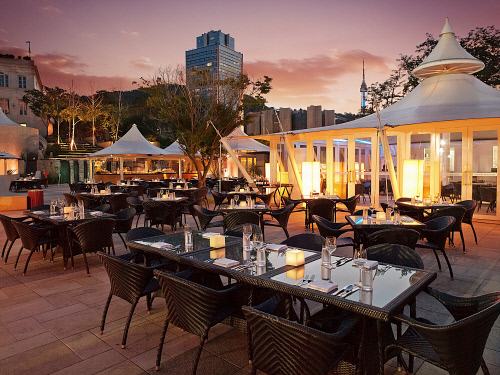 반얀트리_클럽_앤_스파_서울_오아시스_풀사이드_바비큐1