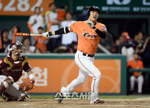 [SS포토]힘차게 배트 휘두르는 한화 마무리 투수 권혁