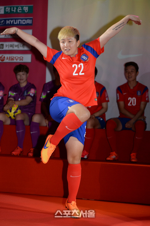 [SS포토]여자축구 대표팀 이소담, 학 권법으로 16강을 이끌겠어