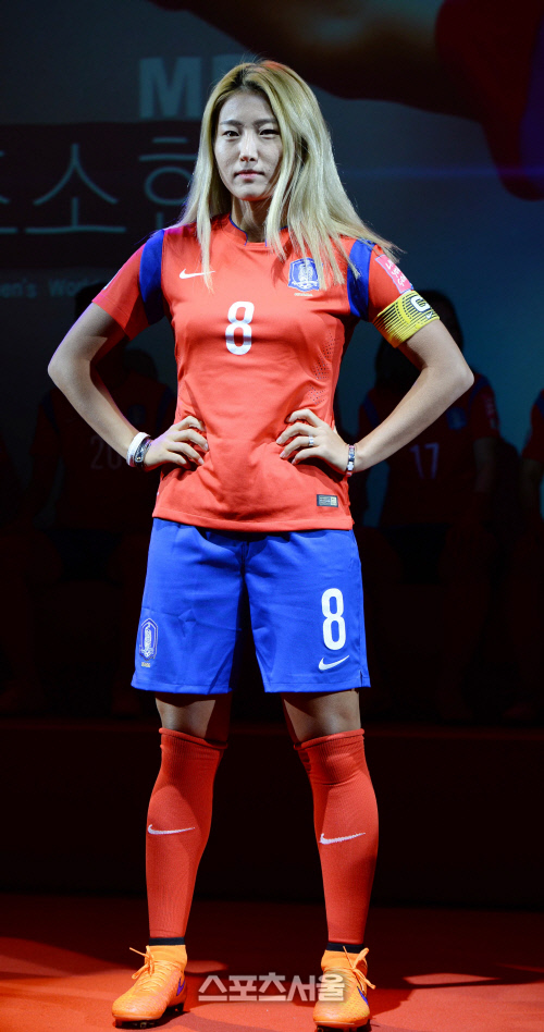 [SS포토]여자축구 대표팀 조소현, 주장은 이쁘고 당당해야