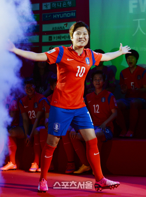 [SS포토]'지메시' 지소연, 여자축구 올해의 선수는 화려하게 등장해