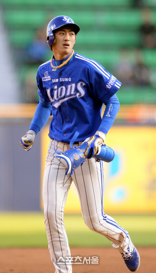 [SS포토]삼성 구자욱, 중견수 키를 넘길 줄 알았는데