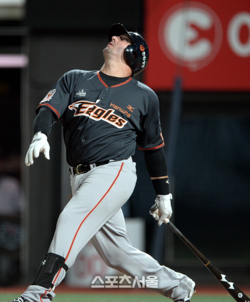 [SS포토]한화 폭스, 공만 건드리면 하늘로 솟구치네