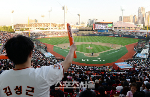 [SS포토]kt위즈파크 개장 첫 매진, 김성근 감독 효과?