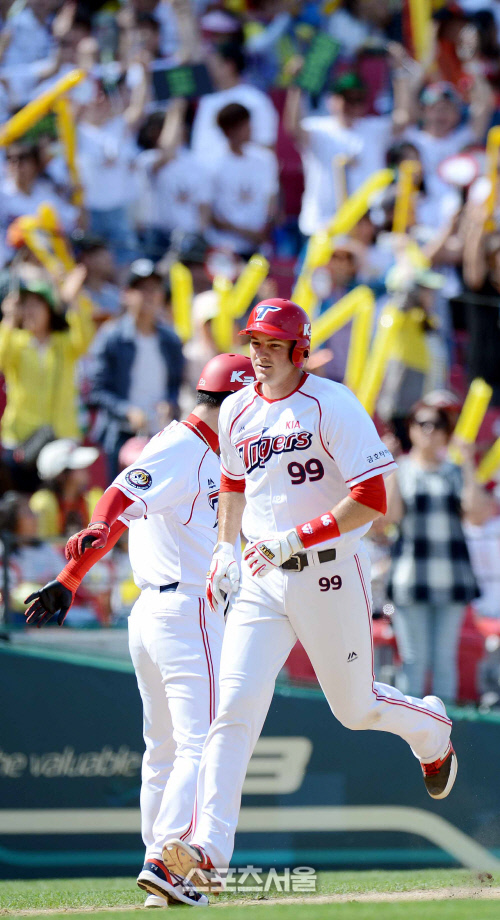 [SS포토]연일 '필' 받은 KIA 브렛 필, '홈베이스를 향해~'