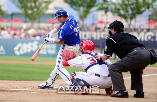 [SS포토]삼성 이승엽, '공에 맞히긴 했는데...~'