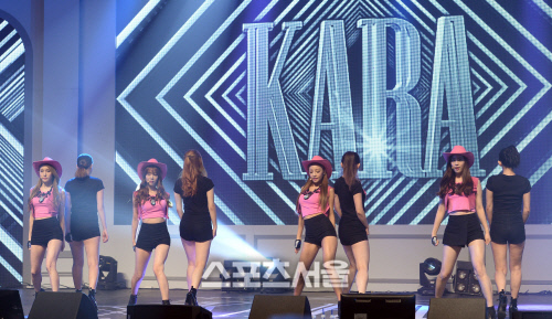 [SS화보]카라 컴백 쇼케이스,  사랑을 쏘는 아찔아찔한 '큐피드'의 안무