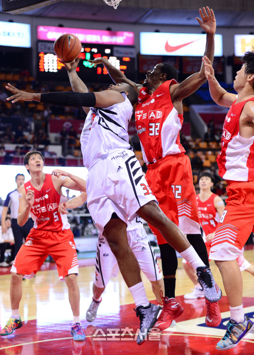 [SS포토]프로농구 KT 소닉붐 루이스, '몸에 비해 날렵하죠'