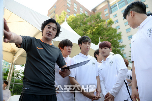 [SS포토] 선수 포지션 정하는 안정환 감독