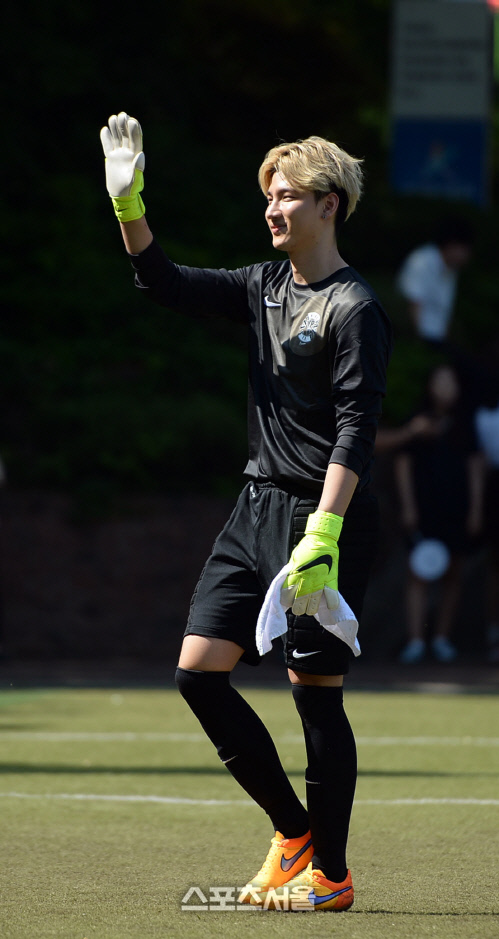 [SS포토] 연예인 축구단 ‘NIKE F.C' 노지훈, 열광하는 여고생에 손 인사