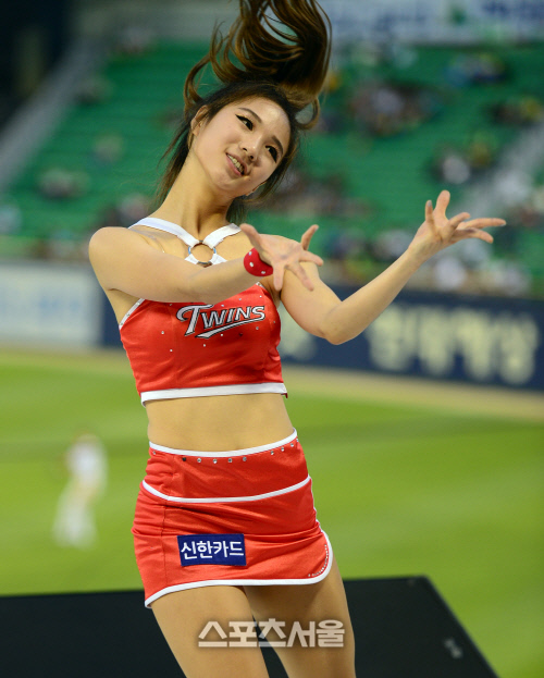 [SS포토] LG 치어리더, 강렬한 붉은 의상으로