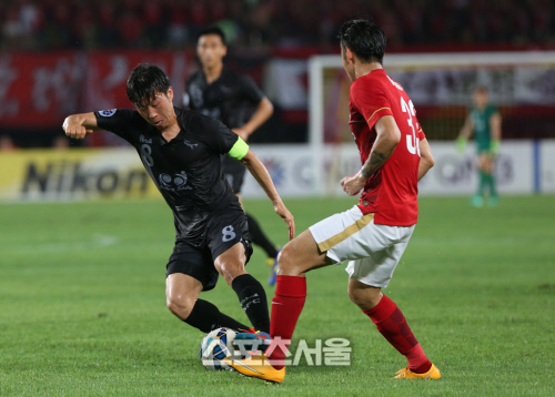 [SS포토]성남FC 김두현, 날렵한 드리블로 광저우 돌파