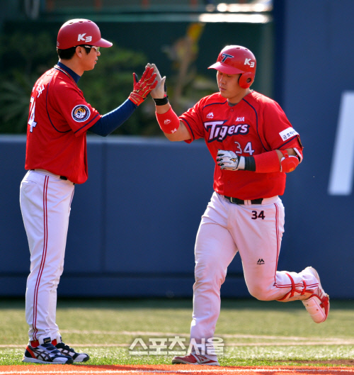 [SS포토]솔로홈런 포수 이홍구