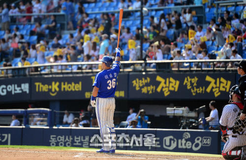 [SS포토] 이승엽, 400호가 될 뻔한 파울홈런 감상