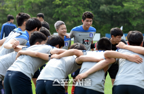 [SS포토]어깨동무를 한 이승우, '친구들과 함께라 좋아!'