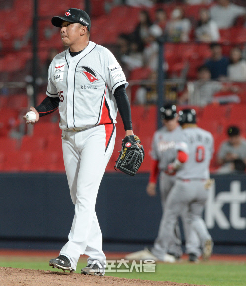 [SS포토] kt 김사율, SK전 어이없는 사구로 역전 허용!