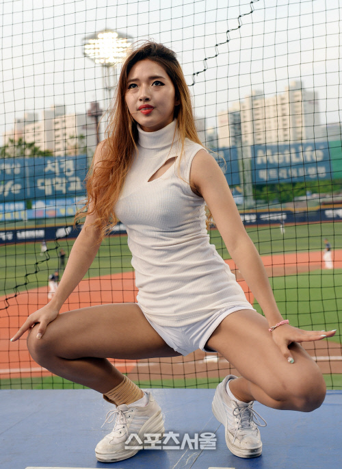 [SS포토] 배트걸 권안나, 화끈한 댄스로 목동구장 들썩!