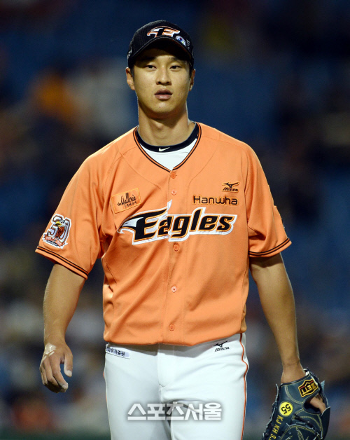 [SS포토]한화 윤규진, 미남 투수 무실점으로 틀어막고