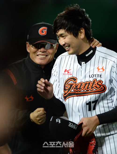 [SS포토]심수창 8회에 조기 등판시킨 이종운 감독, 전화위복 마무리!