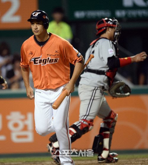 [SS포토]'4번 타자' 윤규진은 투구만 바라보다 삼진아웃