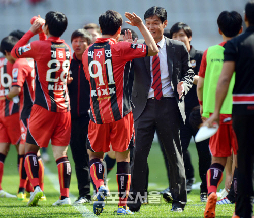 [SS포토]국내복귀후 첫 필드골 성공시키는 박주영, '최용수 감독님! 잘했죠~'