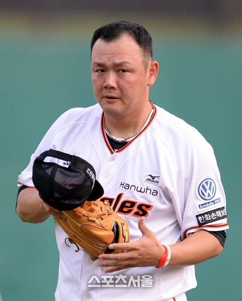 [SS포토]한화 송창식, 머리 깎고 승리 의욕 불태우고
