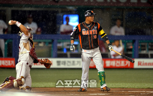 [SS포토]비 뿌리는 목동구장, 이 비가 누굴 도와줄까