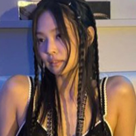 '인간 샤넬' 제니, 아찔 시스루 패션