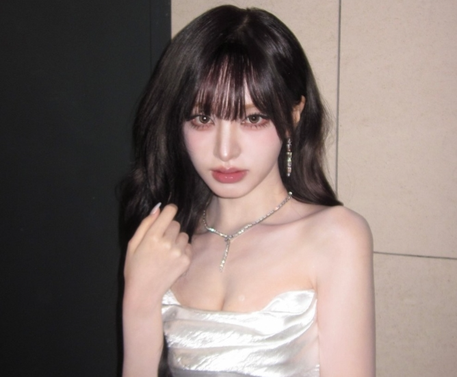 '고혹적인 쇄골 라인+인형 같은 이목구비' 아이브 리즈, 실크 드레스 입고 '여신 미모'