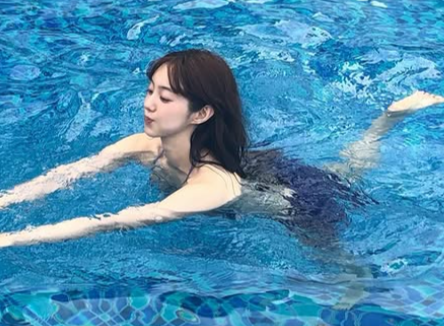 “물개인 줄 알았네” 박세완, 수영장 홀린 반전 청순 비주얼