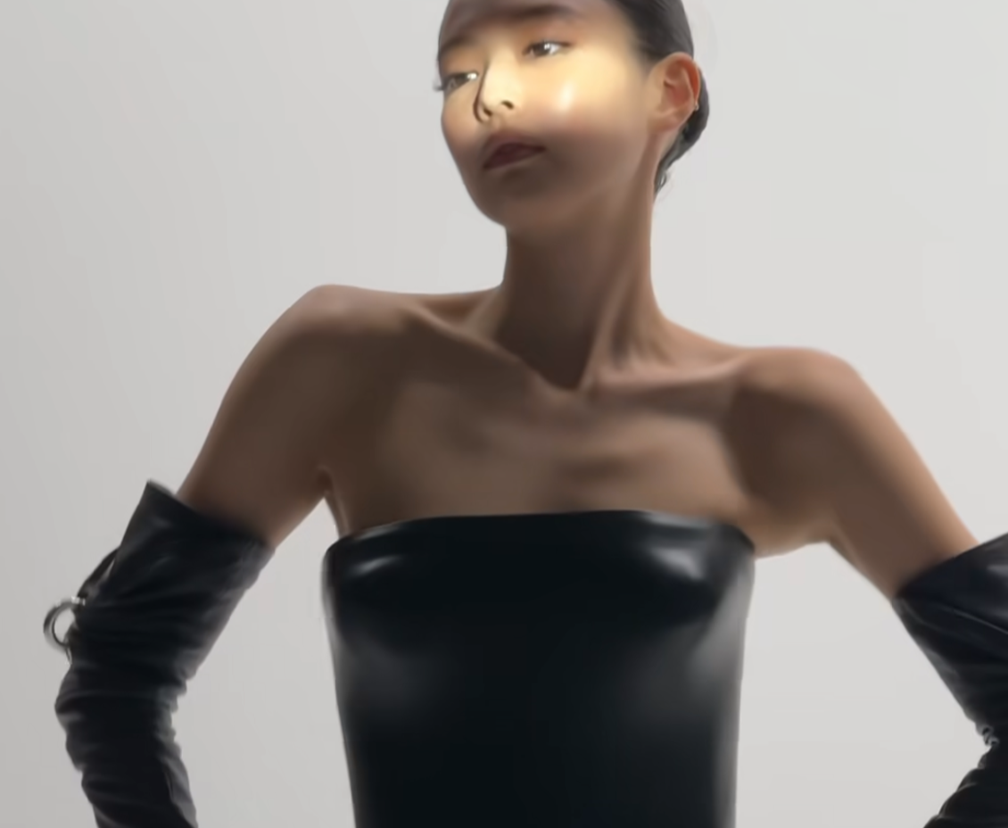 제니, 완벽한 S라인 뽐내며 “조심히 다뤄주세요!”