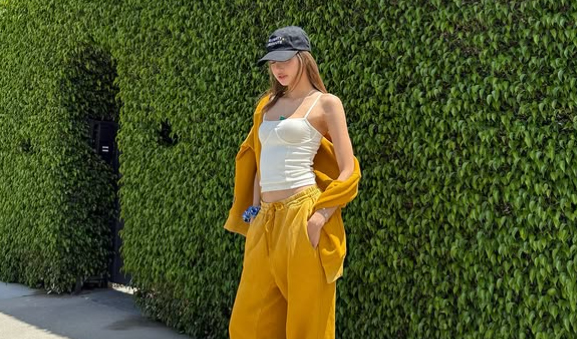 블랙핑크 리사, 일상도 화보 만드는 ‘글로벌 패션 아이콘’의 위엄