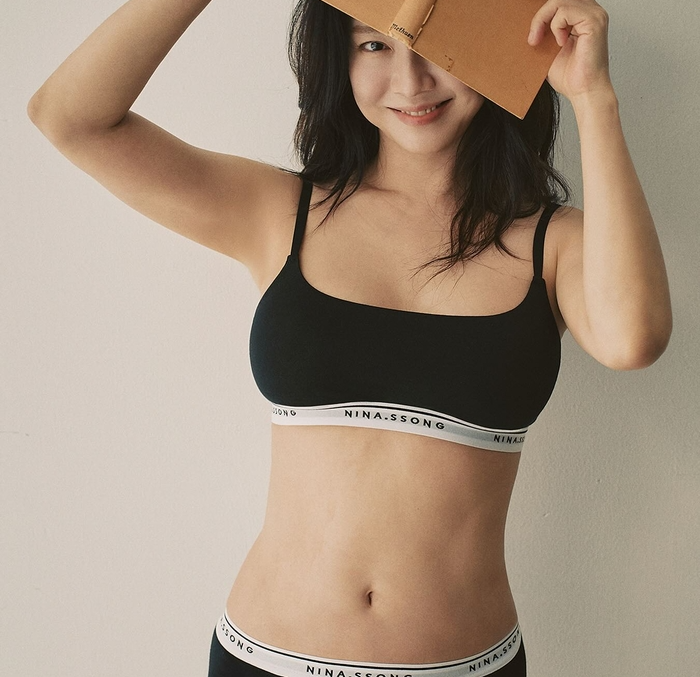 송지효, 속옷 홍보 위해 브라탑으로 과감한 노출