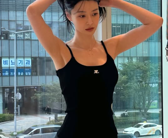 '172cm 50kg' 권나라, 압도적 비주얼로 근황 공개