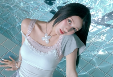 "손끝이, 빨갛다"...컴백 미연, 역대급 화보 찍었다